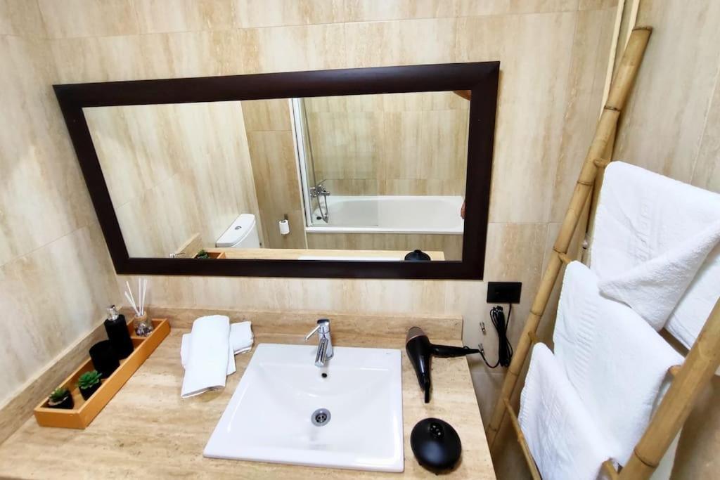 Tranquilo Apartamento Con Parking Gratis Vigilado 24H 比戈 外观 照片